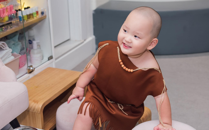 Cậu út nhà Trà My Idol 'đào hoa' từ nhỏ, liên tục 'hôn má' nhiều bạn gái trong tiệc sinh nhật của mình Ảnh 2