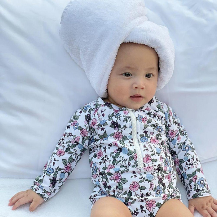 Là con gái nên Lisa được mẹ Hà Hồ ưu ái diện trang phục màu sắc, hoạ tiết hoa lá nhí nhảnh kèm khăn quấn trên đầu.