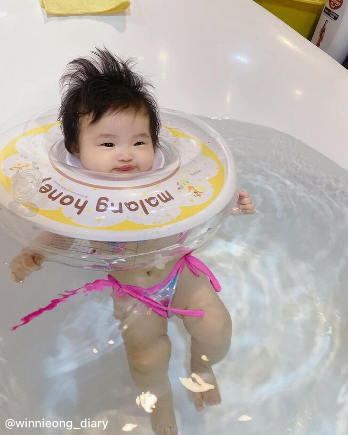 Gia đình còn sắm sửa cho bé bộ bikini hồng choé, rực rỡ, bắt mắt thế này.