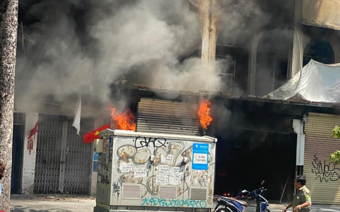 Cháy lớn ở TP.HCM: Lửa bốc lên dữ dội, nhiều người bị thương Ảnh 2