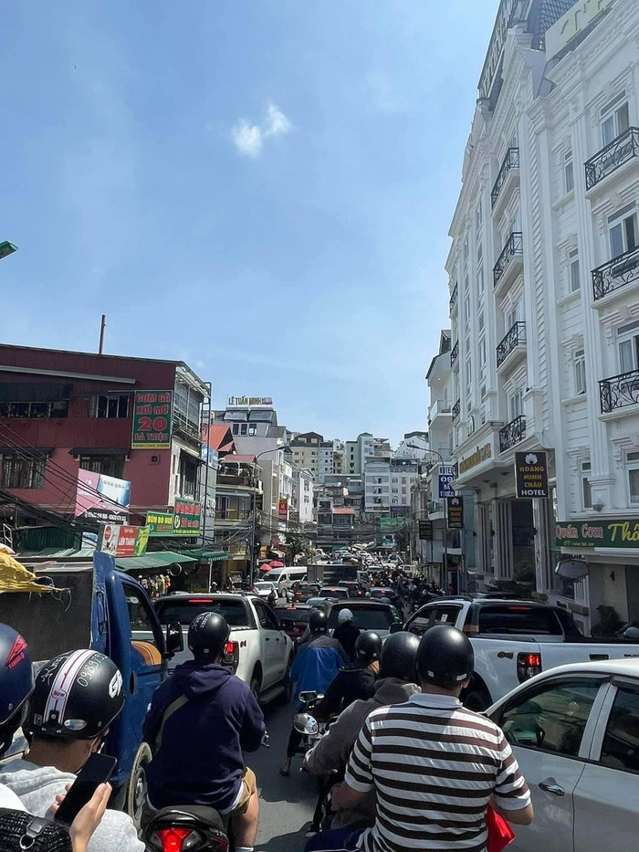 Đoạn đường trung tâm thành phố ngàn hoa bị ùn ứ nghiêm trọng do lượng du khách đổ về quá lớn