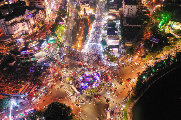 Càng về tối, lượng người đổ về khu vực chợ đêm Đà Lạt và quanh hồ Xuân Hương càng đông