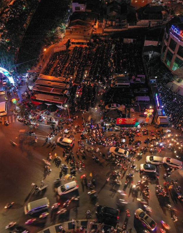 Các bãi giữ xe trước cổng chợ đêm đều kín chỗ