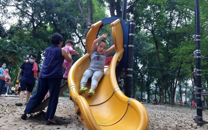 Công viên Thống Nhất tấp nập người lớn, trẻ nhỏ vui chơi 'hết mình' dịp nghỉ lễ 1/5 Ảnh 2