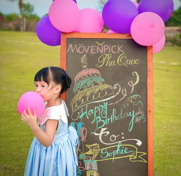 Bé Sophie - con gái đầu của Đặng Thu Thảo và doanh nhân Trung Tín vừa bước sang tuổi thứ 3 cách đây không lâu.