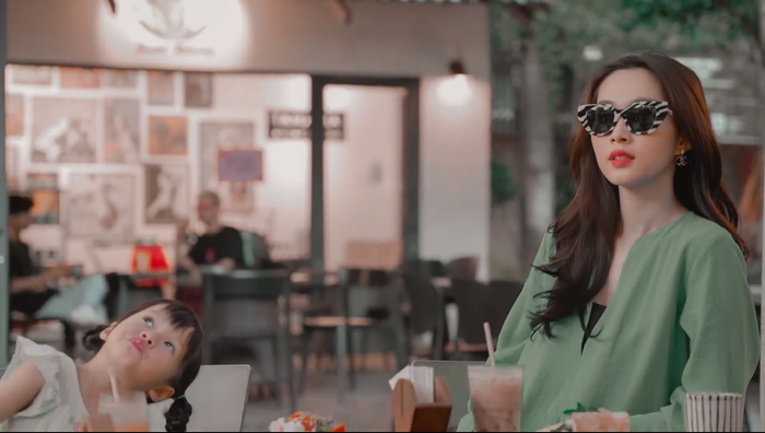 Thế nhưng chiếm 'spotlight' trong tấm hình này lại là cô bé Sophie.