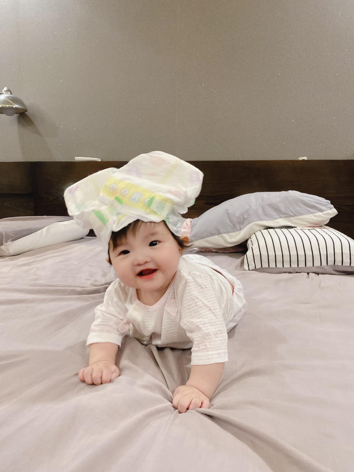 Nước da trắng cùng nụ cười tươi như hoa.