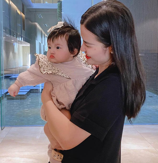 Đông Nhi chăm sóc con gái cưng, đưa con đi du lịch cùng gia đình...