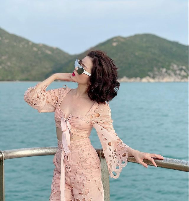 Thế nhưng nhìn lại loạt ảnh trước đó nữ ca sĩ chia sẻ, khán giả đều thấy rõ vòng khiêm tốn của cô.