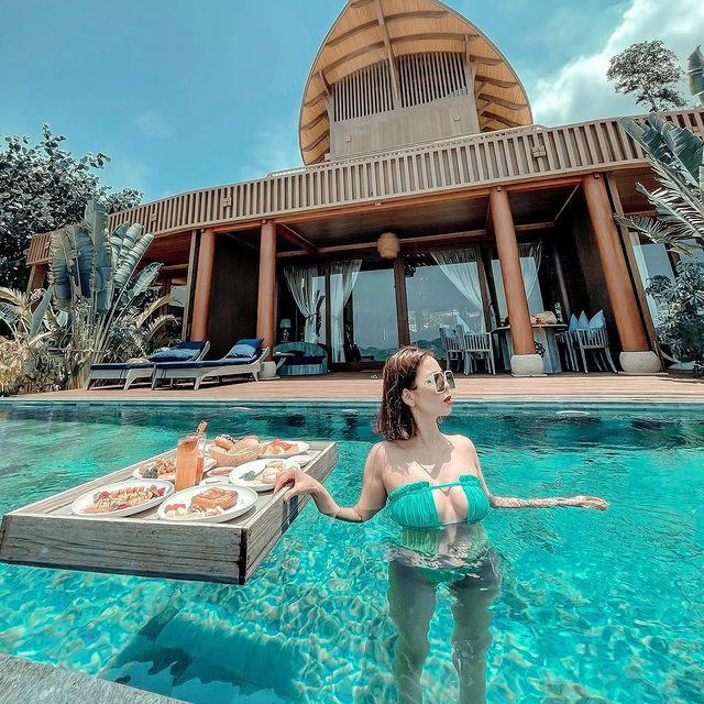 Ở trong khoảnh khắc này, vòng 1 của Lệ Quyên thực sự thu hút người nhìn.