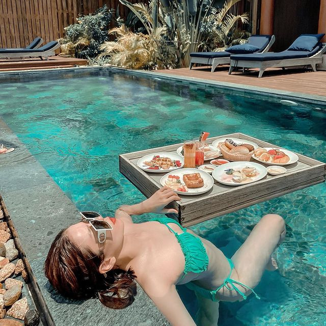 Thế nhưng cư dân mạng nhanh chóng phát hiện ra rằng vòng 1 của Lệ Quyên chính là điểm bất thường