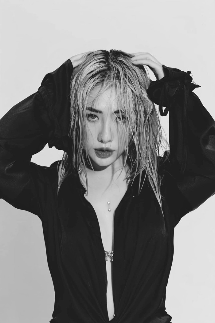 Cô nàng đã chia sẻ một đường liên kết ca khúc Khó vẽ nụ cười - bài hát mà Du Uyên và Đạt Gtừng kết hợp rất thành công trong năm 2019. 