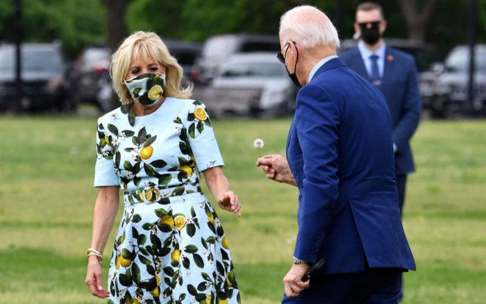 Tổng thống Joe Biden ngắt vội một bông bồ công anh tặng vợ Ảnh 2