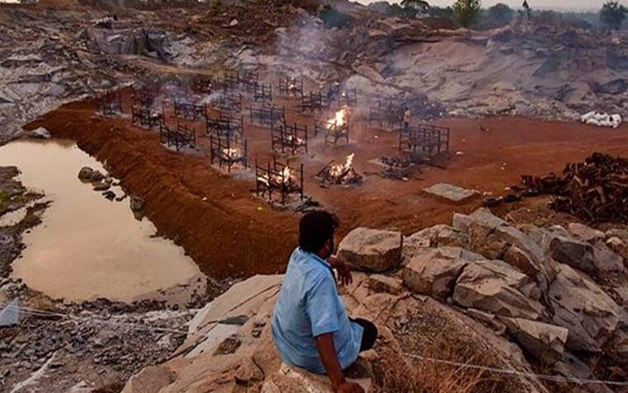 1.400 người chết trong 2 tuần ở một thành phố Ấn Độ, thi thể chất đống trong các hố chôn Ảnh 2