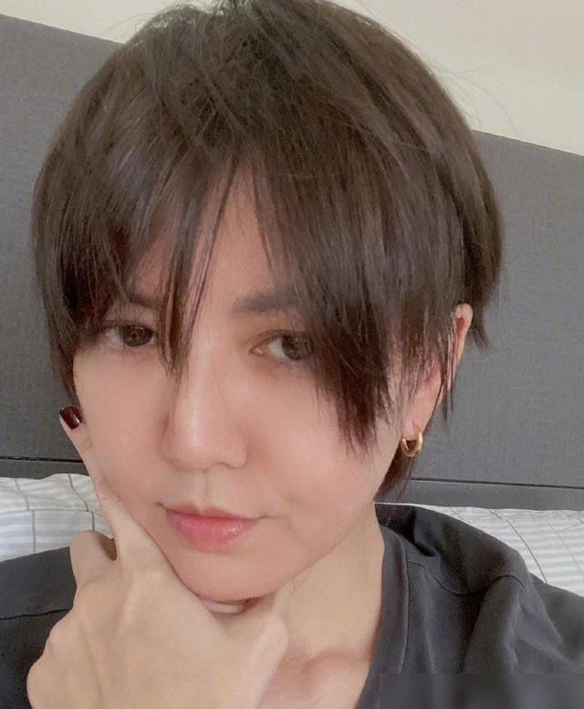 Như bao fan hâm mộ khác, Tiêu Chiến tức tối khi thần tượng của mình bị truyền thông coi thường Ảnh 3