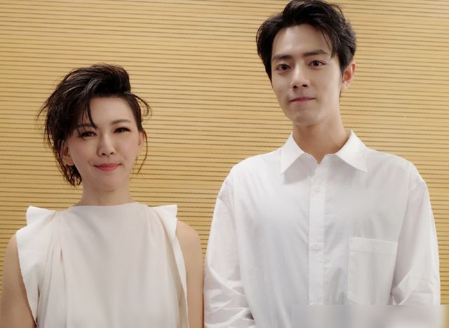 Như bao fan hâm mộ khác, Tiêu Chiến tức tối khi thần tượng của mình bị truyền thông coi thường Ảnh 9