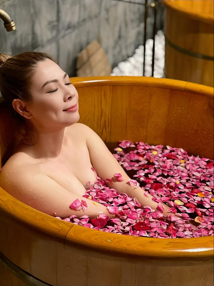 Bên cạnh gương mặt xinh đẹp, làn da trắng hồng mịn màng không tì vết thì vòng 1 đầy đặn của nữ ca sĩ cũng thu hút mọi ánh nhìn và khiến khối chị em ghen tỵ.