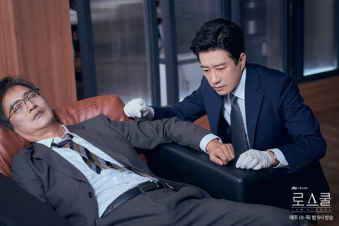 Quý ông lạnh lùng đang khiến Kim Bum lép vế trong 'Law School' thực sự là ai? Ảnh 5