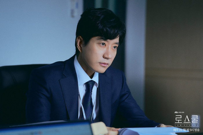 Quý ông lạnh lùng đang khiến Kim Bum lép vế trong 'Law School' thực sự là ai? Ảnh 7