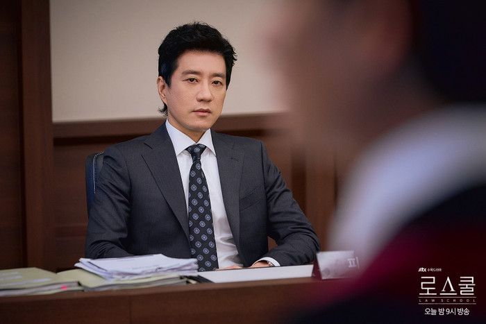 Quý ông lạnh lùng đang khiến Kim Bum lép vế trong 'Law School' thực sự là ai? Ảnh 3