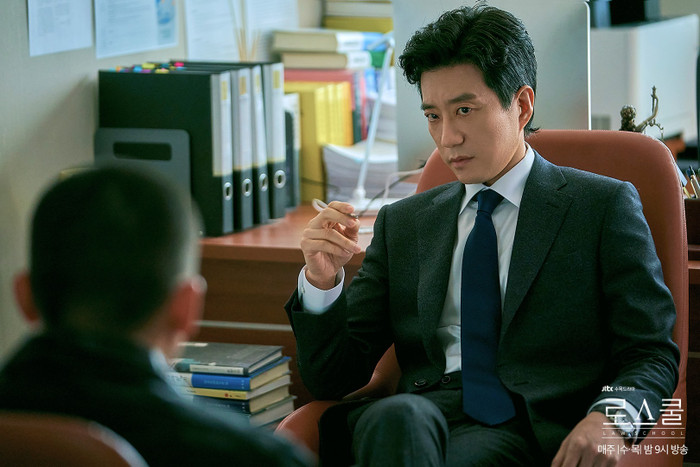 Quý ông lạnh lùng đang khiến Kim Bum lép vế trong 'Law School' thực sự là ai? Ảnh 6