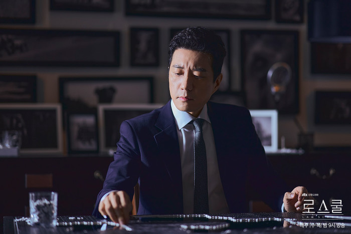 Quý ông lạnh lùng đang khiến Kim Bum lép vế trong 'Law School' thực sự là ai? Ảnh 4