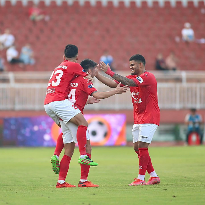 Lee Nguyễn lập cú đúp giúp TP.HCM đánh bại Hải Phòng với tỷ số 3-0.