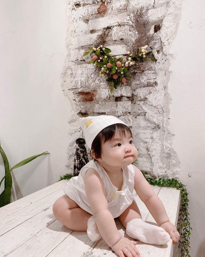 Hay lần gần đây nhất là khiến dân tình 'bấn loạn' khi hóa thân thành 'cô gái Hà Lan' phiên bản nhí đầy dễ thương.