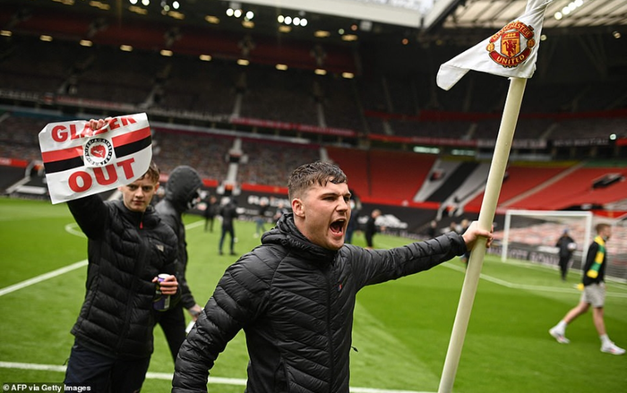 Fan Quỷ đỏ làm loạn Old Trafford, đại chiến MU vs Liverpool nguy cơ bị hoãn Ảnh 2