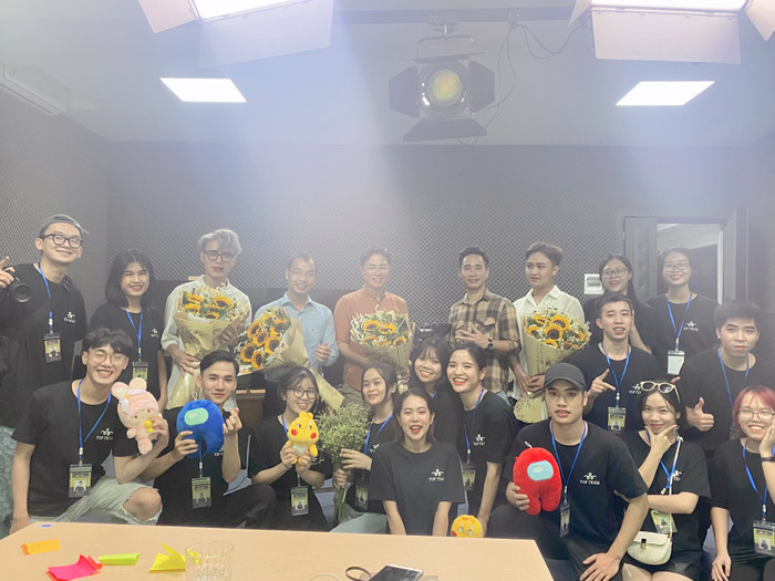 Talkshow Cuộc chiến thế hệ: Ai nhượng bộ do nhóm sinh viên đến từ khoa Viết văn, Báo chí - ĐH Văn hóa Hà Nội thực hiện nhằm truyền tải những giá trị cao đẹp về tình cảm gia đình.