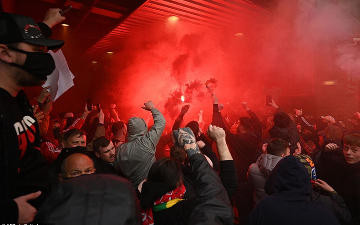 Hoãn trận MU vs Liverpool, chưa rõ thời điểm đá bù Ảnh 2