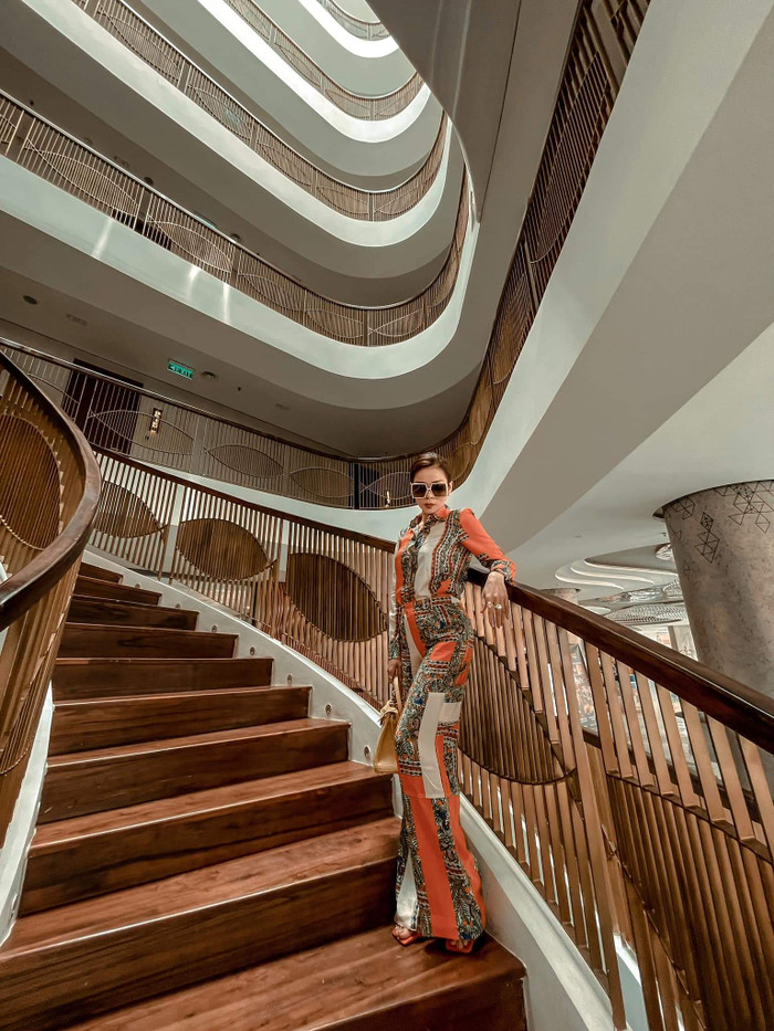 Mới đây, Lệ Quyên xuất hiện với set đồ kín như bưng, mang màu sắc rực rỡ, hút mắt.