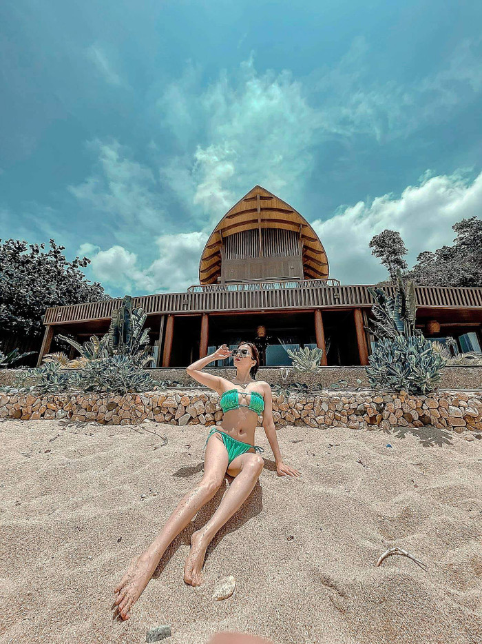 Trước đó, cô khiến nhiều người hoang mang với set đồ bé tí hon, cực kỳ gợi cảm.