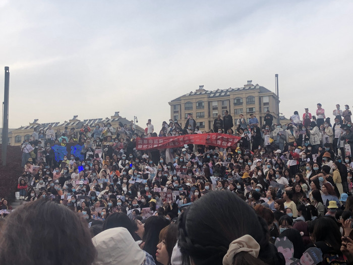 Sức hút khủng của 'Sơn hà lệnh': Cả 'rừng' fan đợi chờ, xếp hàng đếm ngược giờ diễn ra concert Ảnh 6