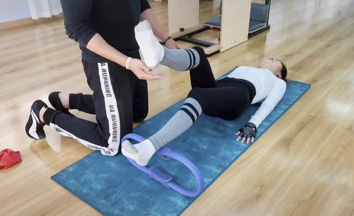 Wang tập phục hồi chức năng sau những ca phẫu thuật. Ảnh: SCMP