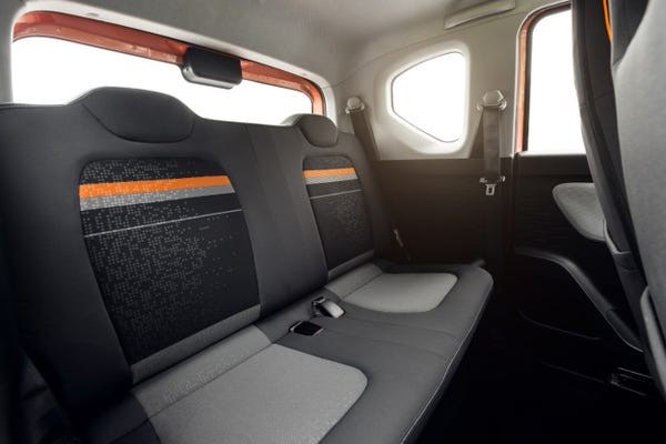 Nhưng đó là khi ghế sau xe được gấp xuống để chứa đồ. Chiếc xe này có đủ chỗ cho 4 người. (Ảnh: Wuling Motors)