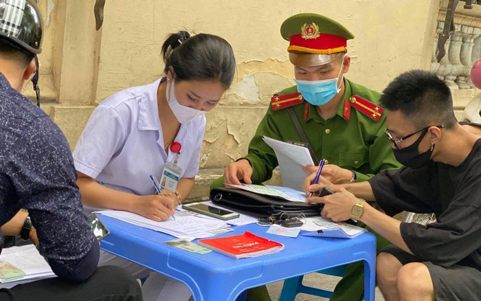 Công an quận Hoàn Kiếm xử phạt không đeo khẩu trang nơi công cộng vượt mức hơn 300 triệu đồng Ảnh 2