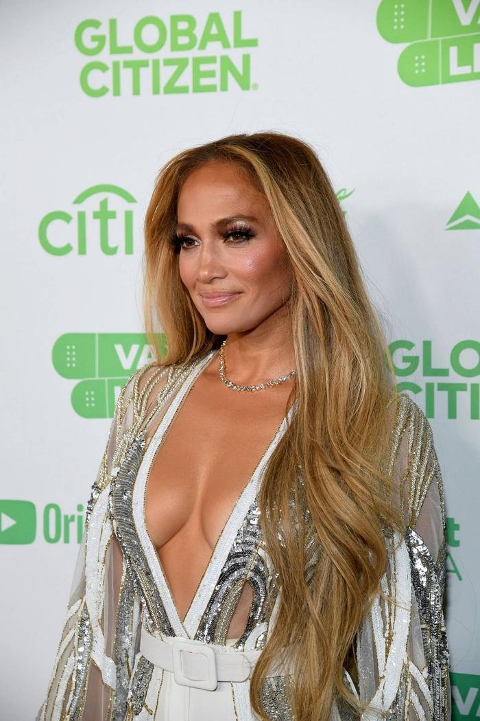 Jennifer Lopez mặc liên tiếp 4 bộ trang phục hở bạo trong đêm diễn ủng hộ vắc xin COVID-19 Ảnh 2