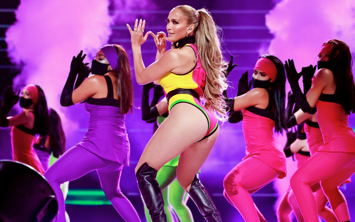 Jennifer Lopez mặc liên tiếp 4 bộ trang phục hở bạo trong đêm diễn ủng hộ vắc xin COVID-19 Ảnh 2