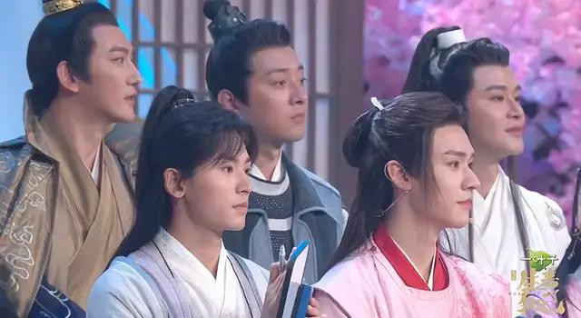 Cả hai được sắp xếp ở vị trí trung tâm sân khấu.