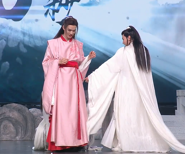 Concert 'Sơn hà lệnh' bị chê bai thậm tệ: Âm thanh mất tiếng, diễn viên buông lời nói tục chửi thề Ảnh 18