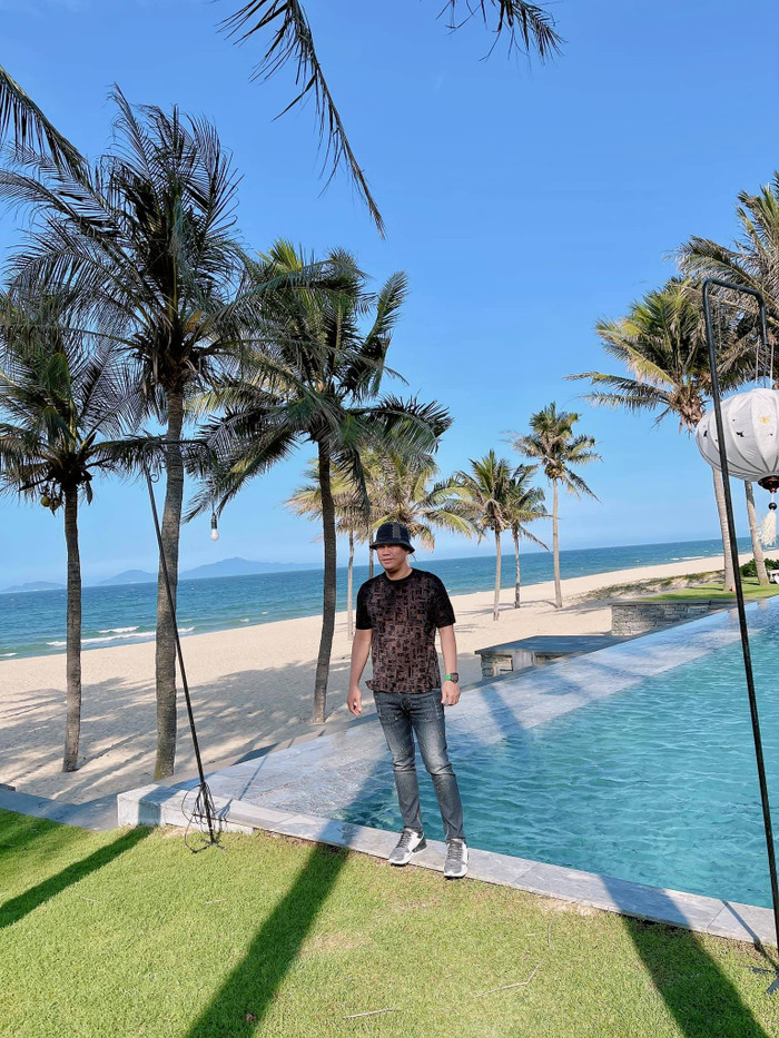 Anh được khen ngợi ngày càng trẻ trung.