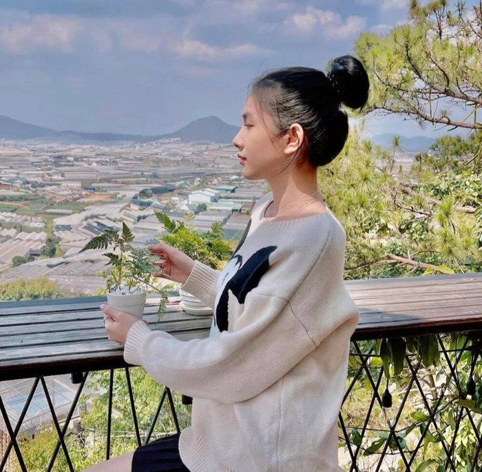 Không lâu sau đó, người đẹp Top 15 Hoa hậu Việt Nam 2020 cũng liền thay đổi ảnh đại diện với địa điểm và góc chụp giống hệt của doanh nhân Đức Huy.