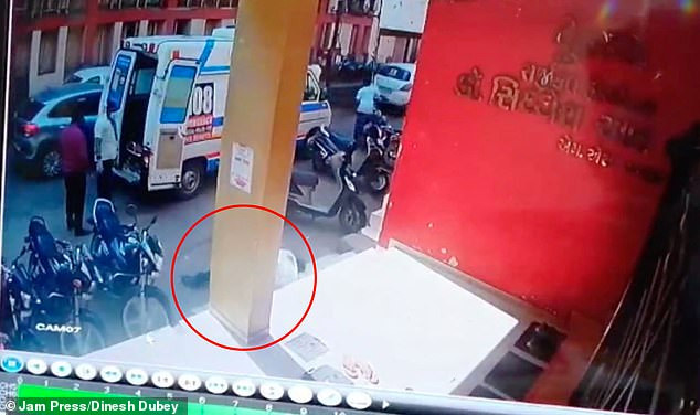 Khoảnh khắc một nhân viên y tế Ấn Độ gục xuống vì một cơn đau tim gây tử vong trong khi đưa một bệnh nhân Covid-19 đến bệnh viện.