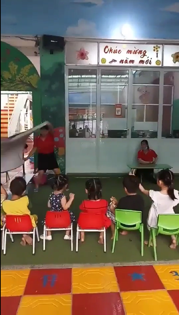 Cô giáo mầm non tự tin khởi động trước phần trình diễn