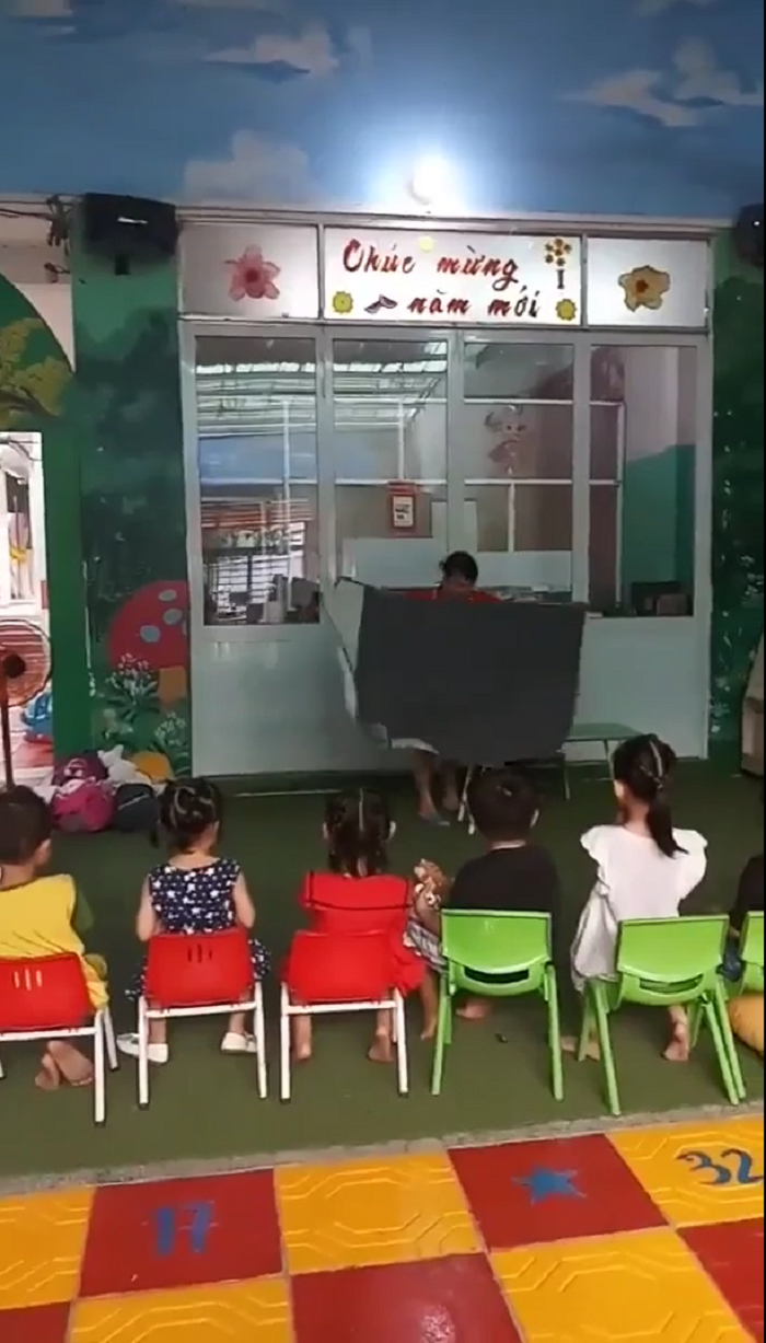 Rồi che người đồng nghiệp của mình bằng một tấm khăn