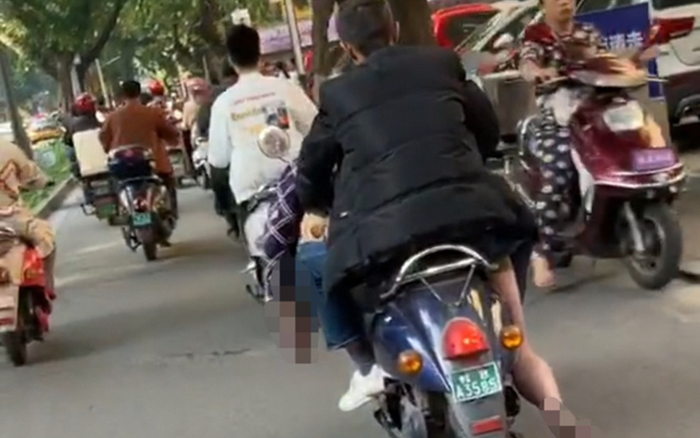 Điều khiển xe máy chở thi thể bạn ngay trên phố, người đi đường ai nấy đều sợ hãi Ảnh 2