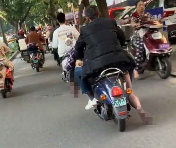 Người đàn ông can đảm chở thi thể bạn bằng xe máy trên phố.