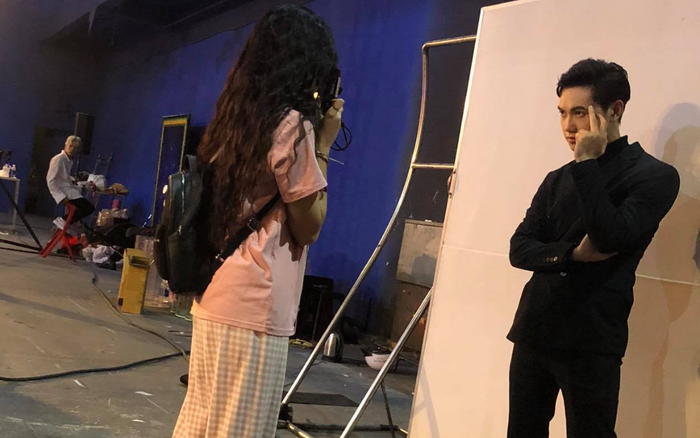 Khánh Vân trổ tài chụp ảnh film trong hậu trường The Heroes Ảnh 2