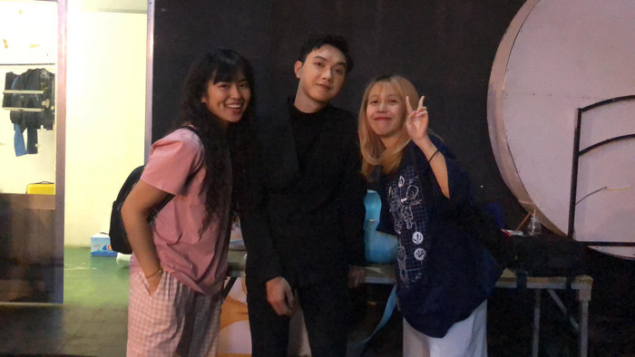 Khánh Vân (bên trái) cùng Hậu Hoàng (bên phải) bất ngờ xuất hiện tại hậu trường The Heroes để cổ vũ cho JSOL